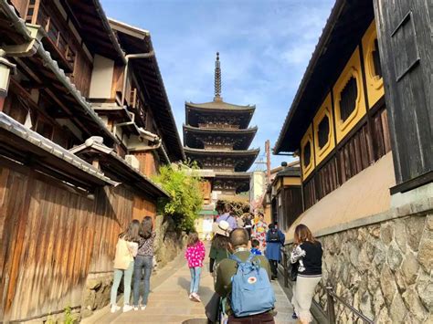 Il Quartiere di Gion: Un viaggio indietro nel tempo nella Kyoto Imperiale!