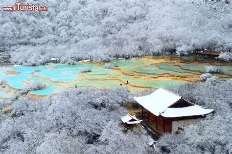 Il Tempio di Huanglong: Un gioiello architettonico immerso nella natura verdeggiante!