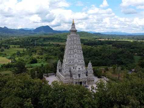 Il Mahabodhi Temple: Un Vero E Proprio Tempio Illuminato!