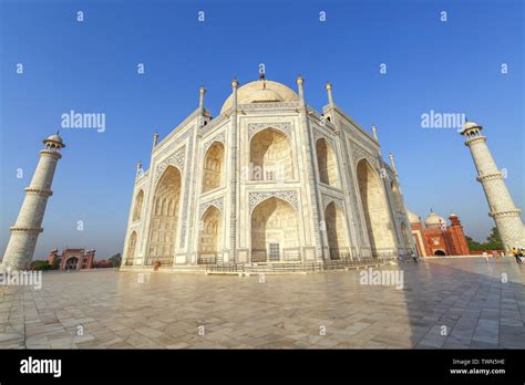 Il Mausoleo di Ziaedin: Un capolavoro di architettura selgiuchide e un santuario di pace millenaria!