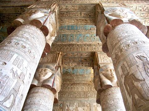 Il Tempio di Hathor a Dendera: Un Omaggio all'Amore e alla Fertilità!