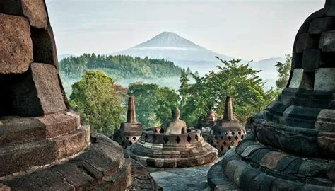 Il Tempio di Yongzhen: Un gioiello storico immerso nella natura rigogliosa!