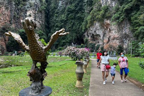 Kek Lok Tong Temple: Una Grotta Sacra e Impossibile da Perdere!