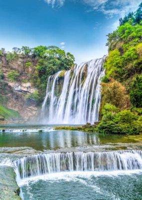 La Cascata di Huangguoshu: Un maestoso spettacolo naturale e un'opportunità per una splendida gita di famiglia!