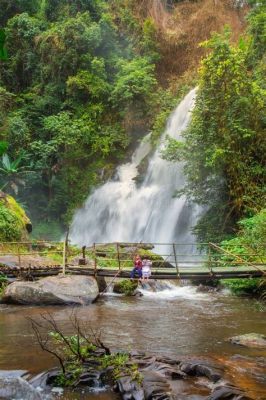   La Cascata di Wanzhai: Una perla scintillante nel verde lussureggiante