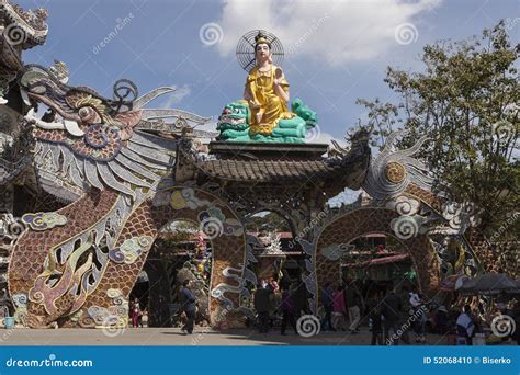 La Pagoda del Drago Volante: Una Struttura Storica che Sfida la Gravita!