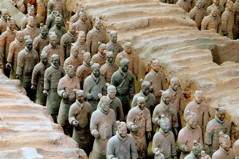 Il Mausoleo di Qin Shi Huang: Un'epica avventura attraverso la storia e l'arte funeraria!