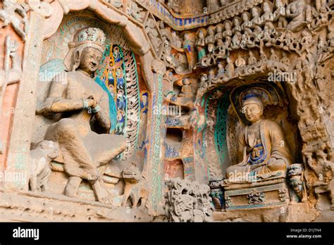 Yungang Grottoes: Una Sinfonia di Scultura nella Roccia!